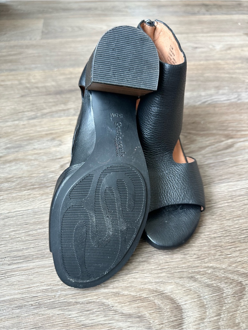 Kenneth Cole Black Leather Cutout Sandals Women’s Size 5.5 Low Heel Comfort Chic - Picture 8 of 9